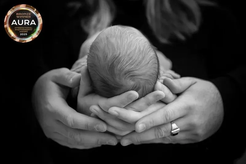 bebe dans les mains de sa mere